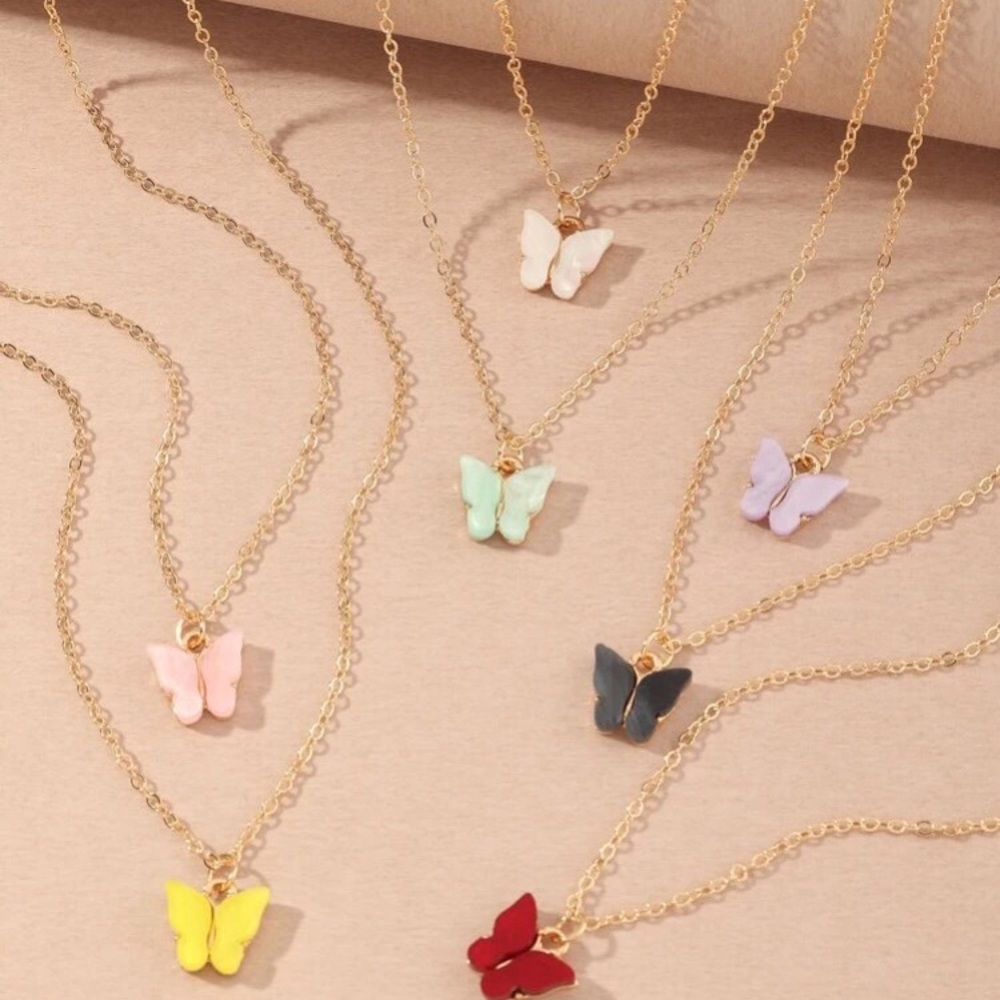 🦋 Beautiful Butterfly Pendant Necklace Available In Various Colors 🦋 - Picture 2 of 4
